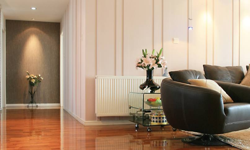     在我們挑選暖氣片時，不僅要看價格，還要看產(chǎn)品和服務(wù)，才能避免吃虧上當(dāng)。

    選擇暖氣片從哪些角度出發(fā)?

    1.看材質(zhì)

    材質(zhì)影響到產(chǎn)品的使用和壽命。廠家選擇的材質(zhì)過關(guān)，不僅在使用中減少漏水等問題，還能夠延長暖氣片的壽命。用戶在挑選材質(zhì)時，可以咨詢一下鋼管或銅管的壁厚，一些特殊產(chǎn)品的片頭和壁厚是不同的，片頭需要加厚，才能抵抗住常年侵蝕。材質(zhì)要求均勻，無凸起，無水波紋。

    2.看安裝

    很多廠家都有自己的安裝隊，或者有固定合作的安裝隊。安裝人員統(tǒng)一持證上崗，經(jīng)驗豐富。對自己工廠的產(chǎn)品也比較了解，在測量、方案設(shè)計中考慮細(xì)致全面。暖氣片安裝時噪音小，測量、打孔、懸掛、打壓等步驟齊全考究，接口緊密，管路布局橫平豎直，彎管接頭少。

    3.看工藝

    暖氣片的生產(chǎn)工藝和品牌廠家密不可分。有些不良小廠家采用回收二手暖氣片，簡單去銹刷漆之后再投放市場，雖然暖氣片價格很便宜，但這種暖氣片往往使用不了一兩年就會漏水。真正品質(zhì)好的暖氣片，往往通過下料、打孔、焊接、組裝、打壓、打磨、噴涂等幾十道精細(xì)工序生產(chǎn)而成，后還有嚴(yán)格的質(zhì)檢。這樣的暖氣片使用起來才會安心。

    4.看售后

    正規(guī)產(chǎn)品都有相關(guān)的質(zhì)保協(xié)議，在質(zhì)保期內(nèi)出現(xiàn)質(zhì)量問題可以免費更換，因為暖氣片的品質(zhì)問題給用戶造成的財產(chǎn)損失，還可以通過保險賠付。強(qiáng)大妥善的售后不僅是品牌實力的體現(xiàn)，也是產(chǎn)品過硬品質(zhì)的體現(xiàn)。

    5.看品牌

    一款品牌形成往往需要多少年的沉淀和口碑傳播，才能在市場上占領(lǐng)一席之地。品牌類廠家，不僅有實力在選材、工藝方面投入較高的成本，在后期服務(wù)上也有相關(guān)的保障。一旦產(chǎn)品出現(xiàn)問題，可以免費更換，出現(xiàn)暖氣片不熱等問題，還可以上門維修。不會出現(xiàn)暖氣片漏水等問題找不到廠家、相互推卸責(zé)任等問題。

    挑選暖氣片時，不僅要看價格，還要看產(chǎn)品和服務(wù)，才能避免吃虧上當(dāng)。

    更多資訊盡在鼎格舒適家，免費設(shè)計方案和報價。鼎格舒適家www.www.1weipai.com(全稱四川鼎格舒適家科技有限公司)是知名成都地暖公司，專業(yè)提供地暖，暖氣片，中央空調(diào)，新風(fēng)，凈水系統(tǒng)的銷售，設(shè)計，安裝等服務(wù)。